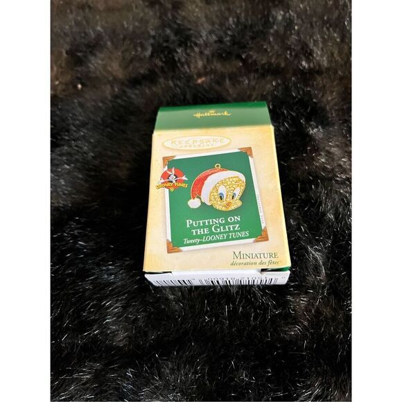 Hallmark Keepsake/Looney Tunes - Putting On The Glitz  Miniature - QXM5111  2004 - Picture 1 of 3